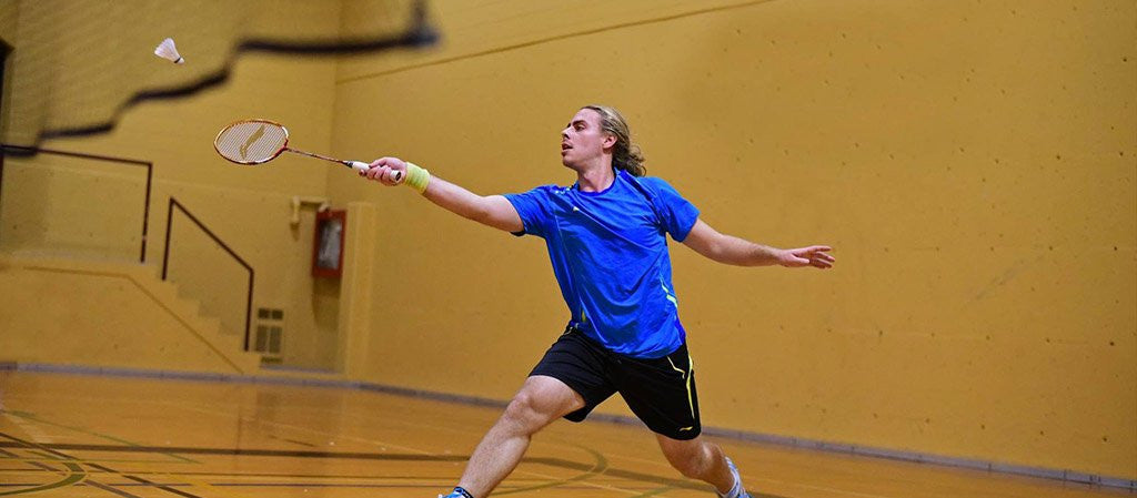 Félix Deblois-Beaucage jouant au badminton